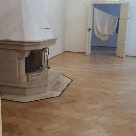 Palace View: Luxury Shared Apartment with VR Experience Prague Exterior photo