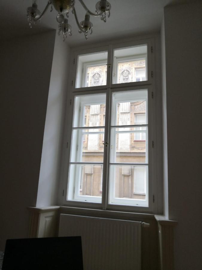 Palace View: Luxury Shared Apartment with VR Experience Prague Exterior photo