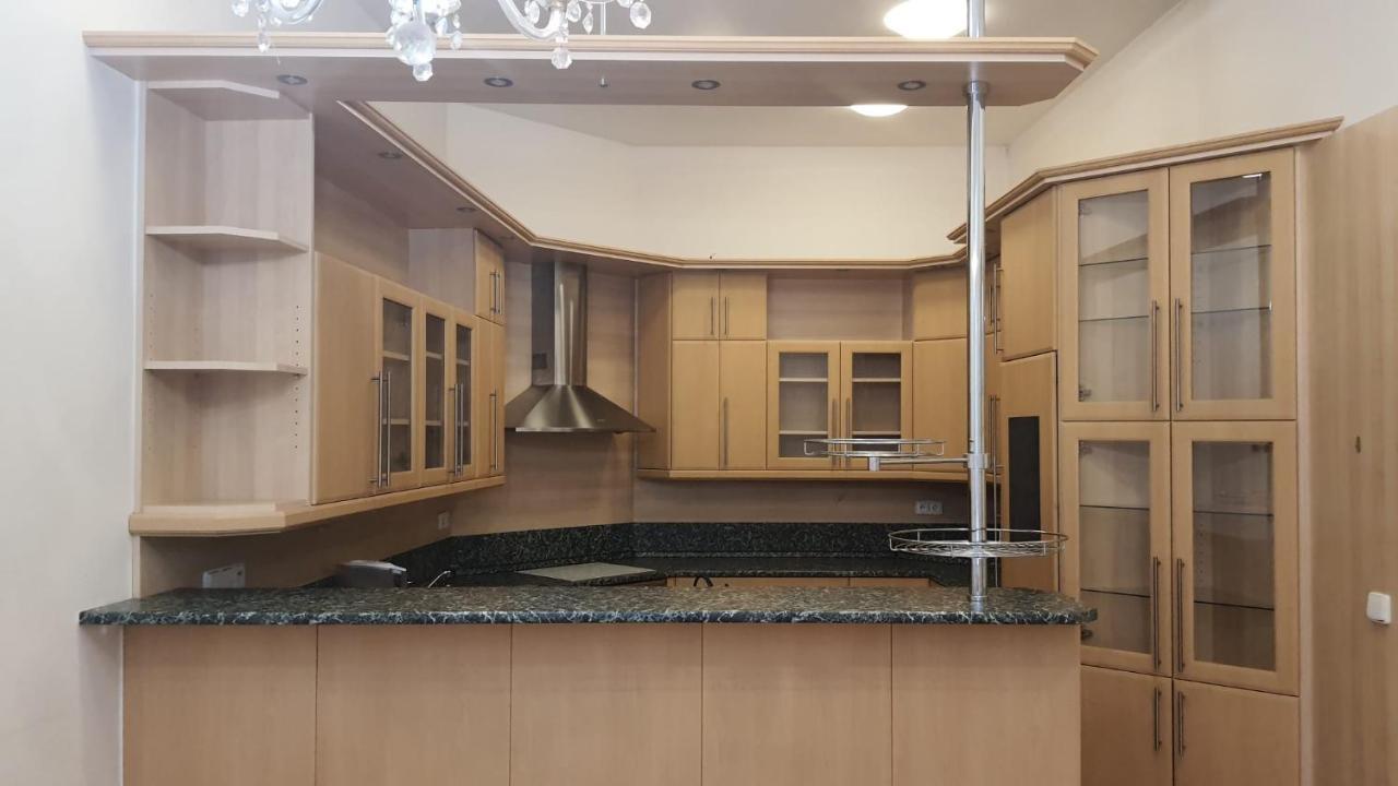 Palace View: Luxury Shared Apartment with VR Experience Prague Exterior photo