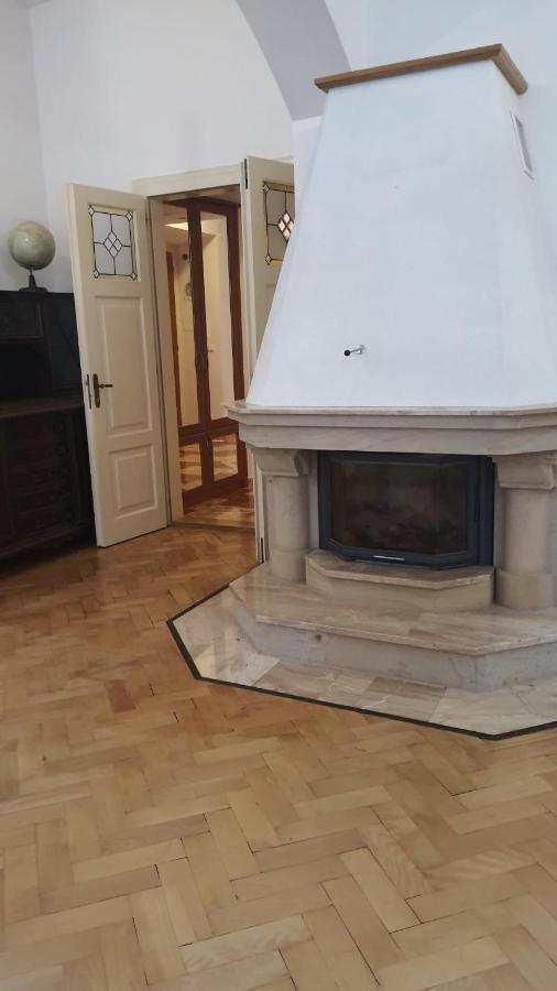 Palace View: Luxury Shared Apartment with VR Experience Prague Exterior photo
