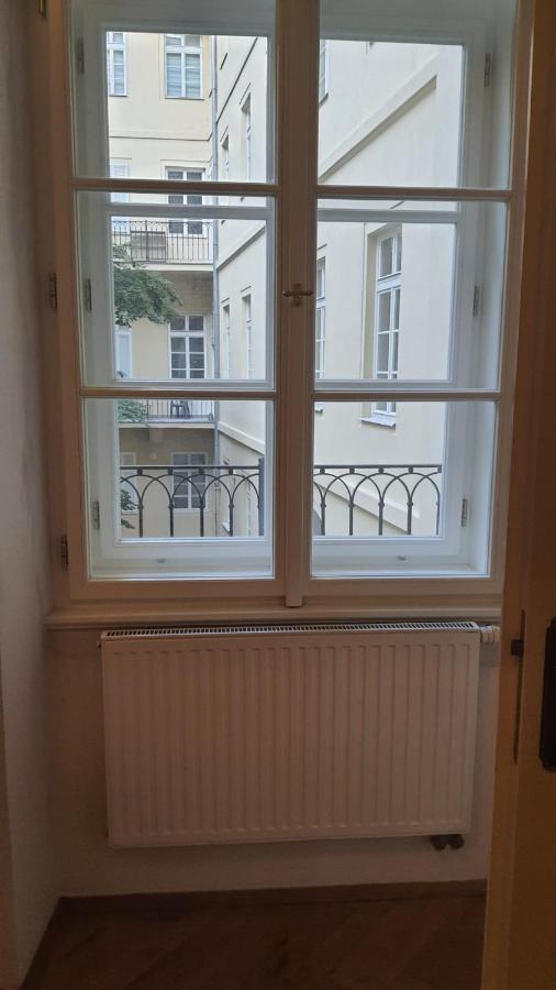 Palace View: Luxury Shared Apartment with VR Experience Prague Exterior photo