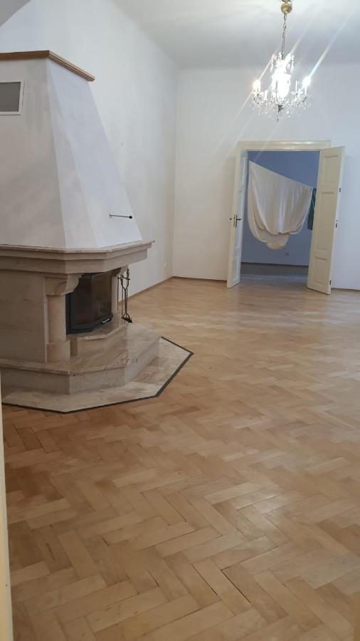 Palace View: Luxury Shared Apartment with VR Experience Prague Exterior photo