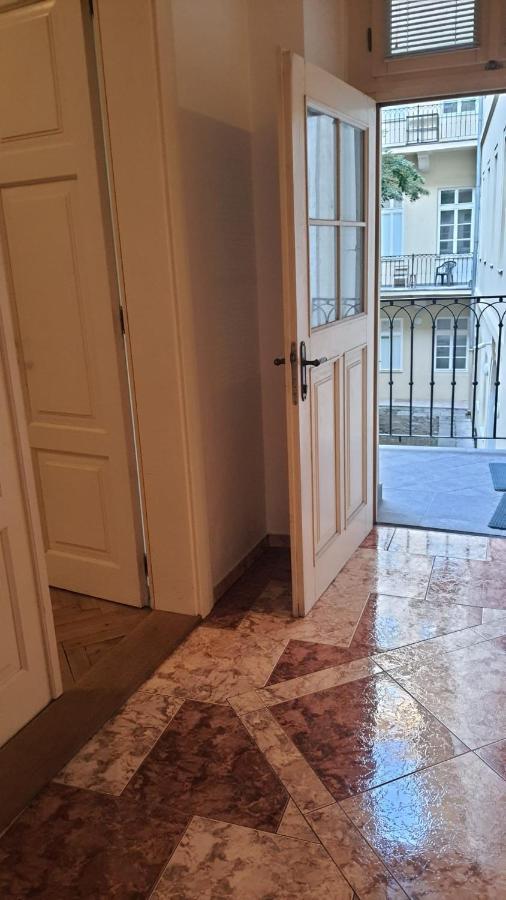 Palace View: Luxury Shared Apartment with VR Experience Prague Exterior photo