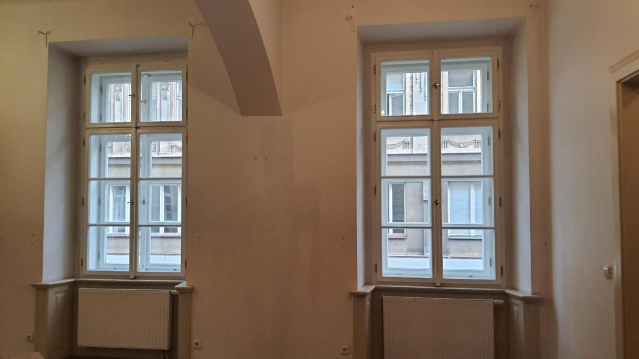 Palace View: Luxury Shared Apartment with VR Experience Prague Exterior photo