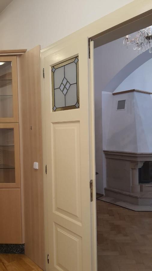 Palace View: Luxury Shared Apartment with VR Experience Prague Exterior photo