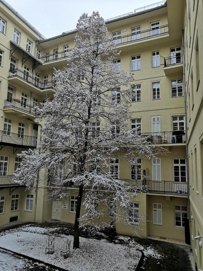 Palace View: Luxury Shared Apartment with VR Experience Prague Exterior photo