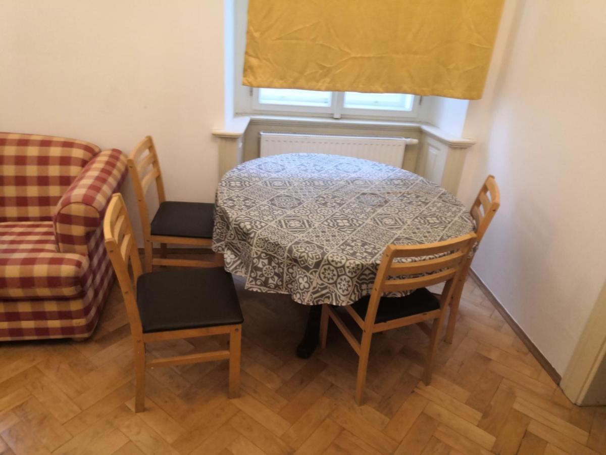 Palace View: Luxury Shared Apartment with VR Experience Prague Exterior photo