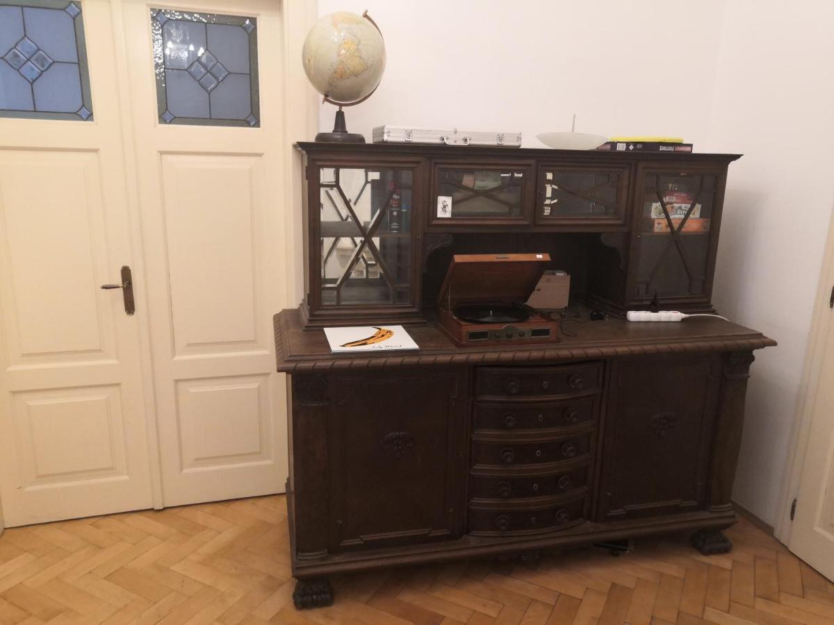 Palace View: Luxury Shared Apartment with VR Experience Prague Exterior photo