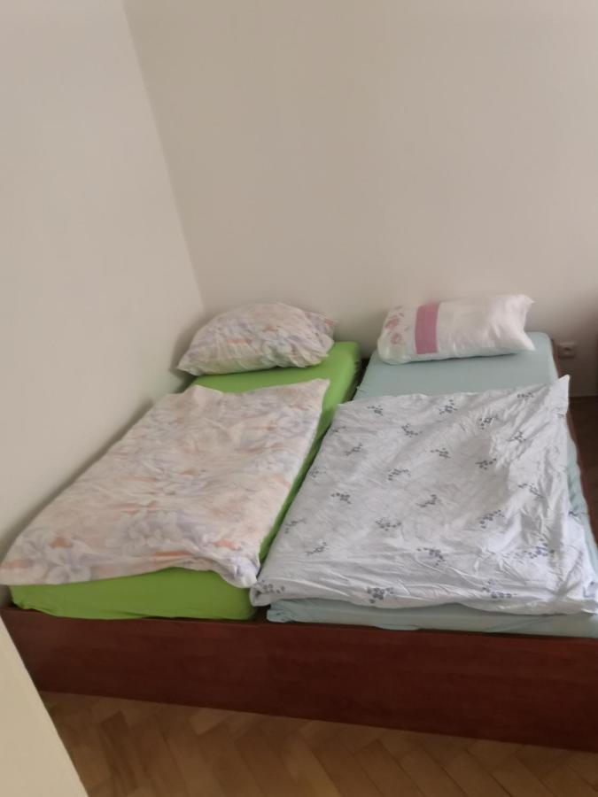 Palace View: Luxury Shared Apartment with VR Experience Prague Exterior photo