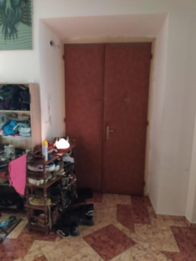 Palace View: Luxury Shared Apartment with VR Experience Prague Exterior photo
