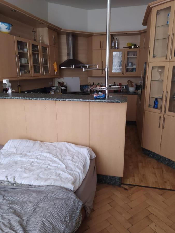 Palace View: Luxury Shared Apartment with VR Experience Prague Exterior photo