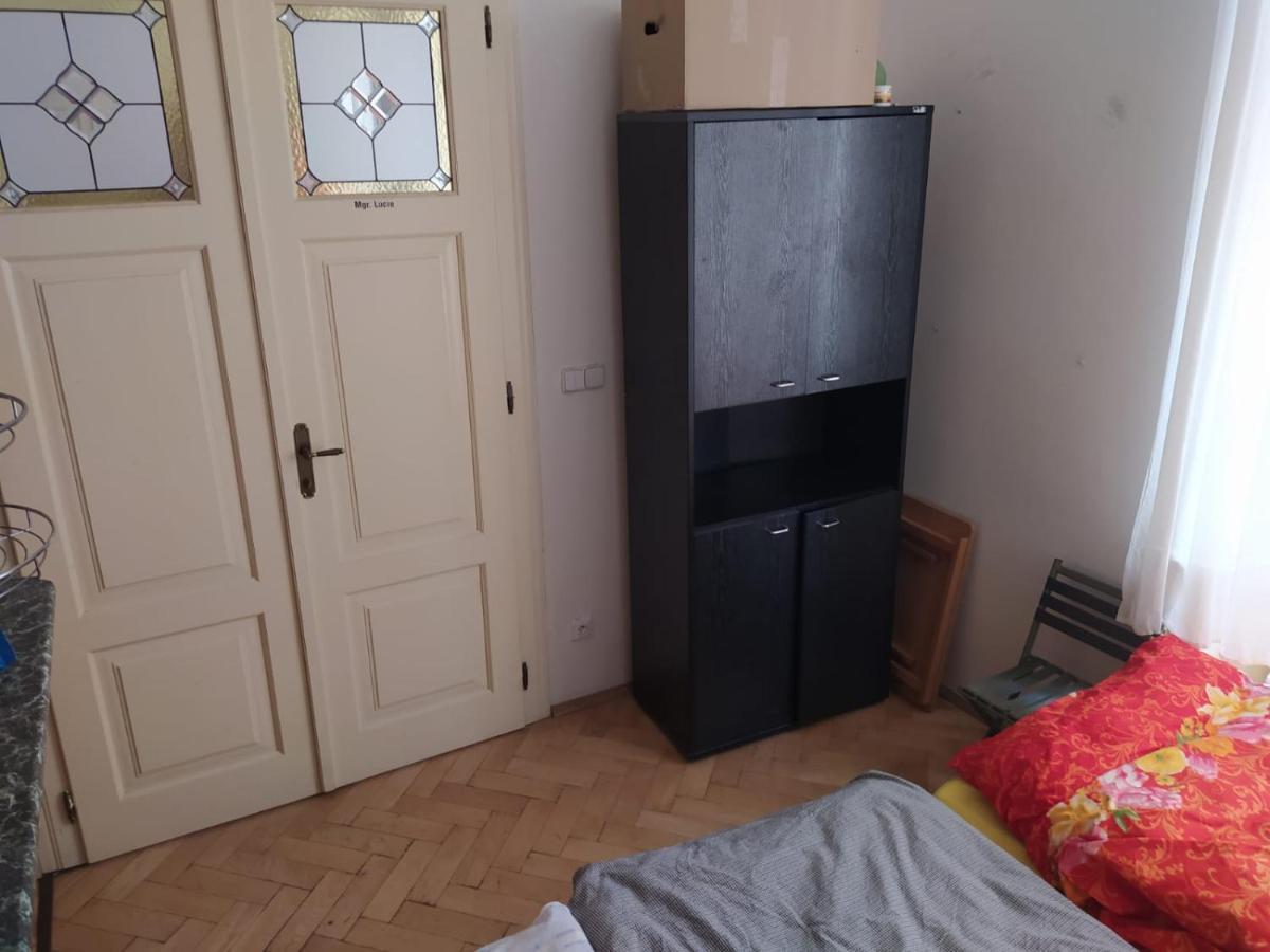 Palace View: Luxury Shared Apartment with VR Experience Prague Exterior photo