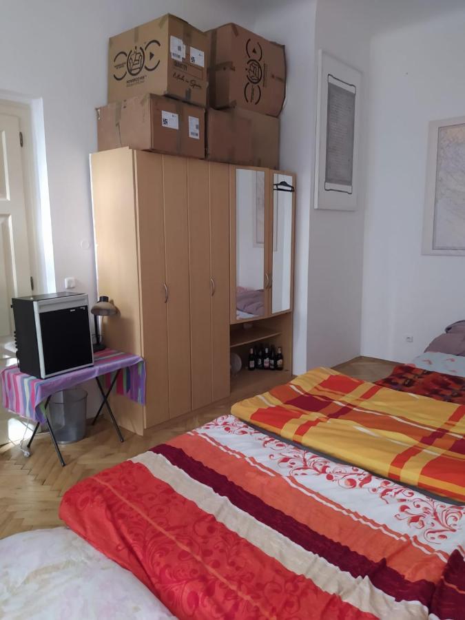 Palace View: Luxury Shared Apartment with VR Experience Prague Exterior photo