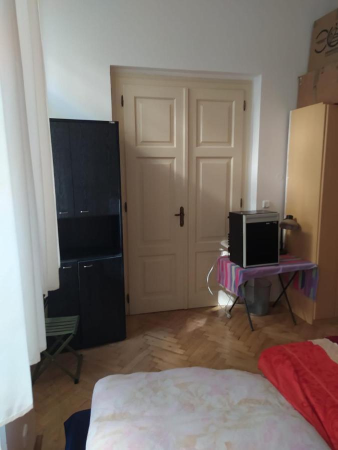Palace View: Luxury Shared Apartment with VR Experience Prague Exterior photo