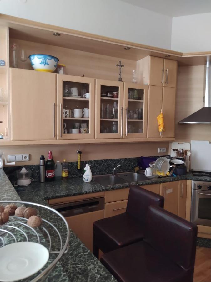Palace View: Luxury Shared Apartment with VR Experience Prague Exterior photo