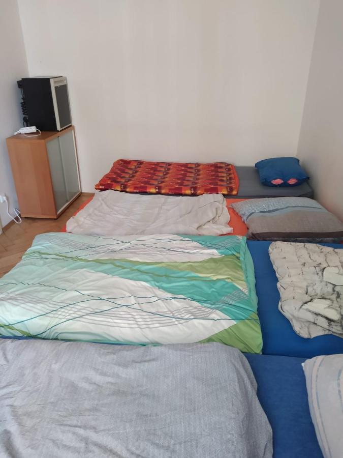 Palace View: Luxury Shared Apartment with VR Experience Prague Exterior photo