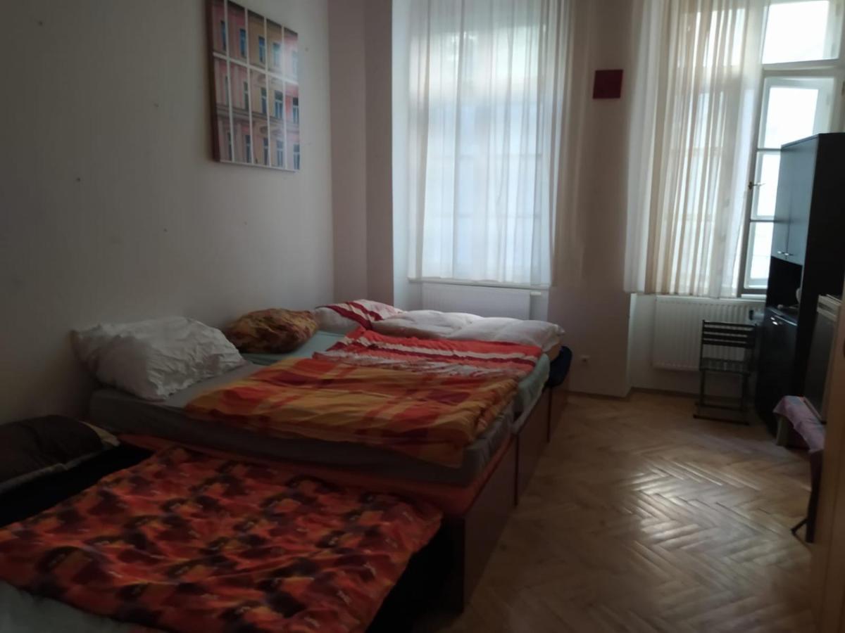 Palace View: Luxury Shared Apartment with VR Experience Prague Exterior photo