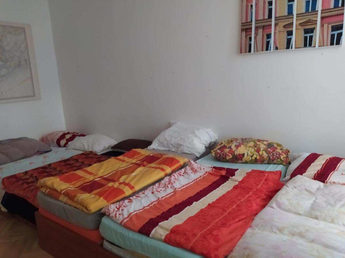 Palace View: Luxury Shared Apartment with VR Experience Prague Exterior photo