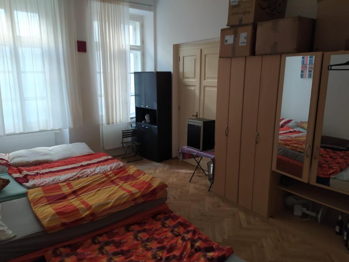 Palace View: Luxury Shared Apartment with VR Experience Prague Exterior photo